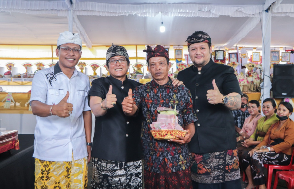 Bupati Giri Prasta Hadiri Puncak Karya Atiwa-tiwa Pitra Yadnya Desa Adat Angantaka